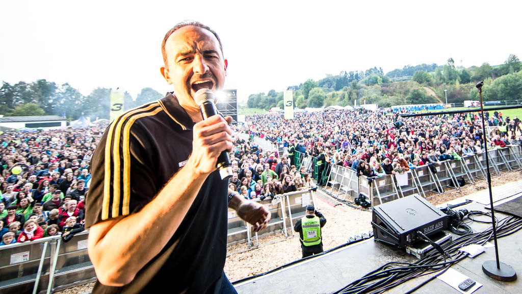 Edi van Beek performt vor der genialen Kulisse beim BAYERN 3 Dorffest in Altdorf © BAYERN 3